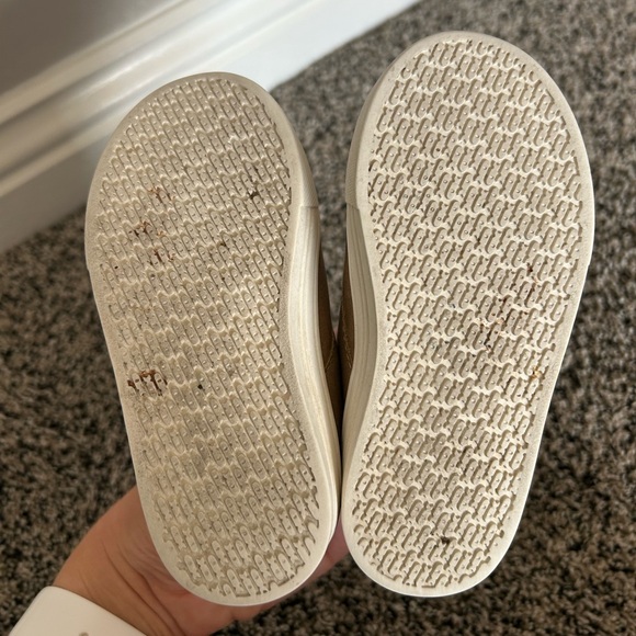 Toddler Boy Oshkosh Tan Sneaker — size 7 - Picture 3 of 9